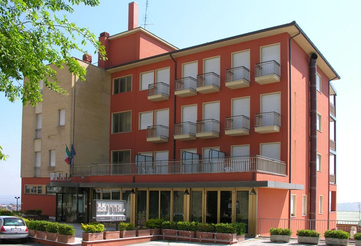 hotel tre querce camerano.jpg